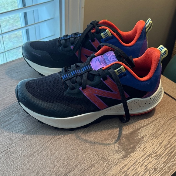 New Balance Black and Orange Running Shoes - Picture 2 of 7